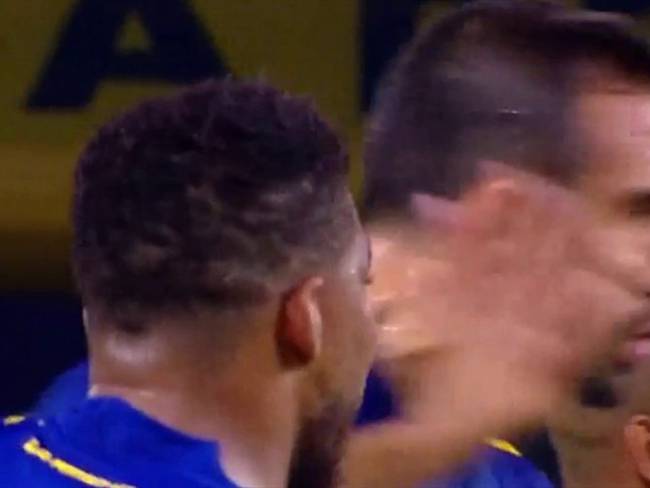 Frank Fabra le pegó en la cara a su compañero Carlos Izquierdoz. Foto: Twitter: @SC_ESPN