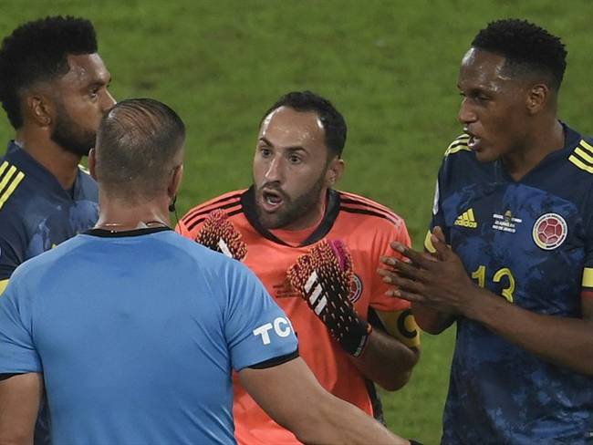 Polémica decisión de Néstor Pitana que reclamaron los jugadores de la Selección Colombia ante Brasil. Foto: MAURO PIMENTEL/AFP via Getty Images