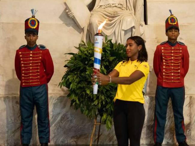 La deportista Natalia Linares sostiene el fuego deportivo bolivariano/ Mindeporte