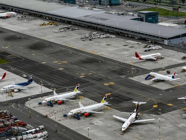 El Aeropuerto Internacional El Dorado pasa de 47 a 65 operaciones por hora, lo que representa 28 aterrizajes y 37 despegues. Foto: Colprensa / JUAN BARRETO