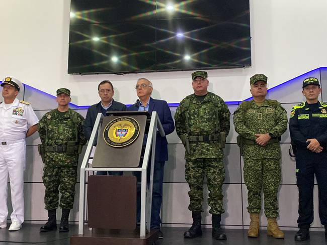 El ministro de Defensa, Iván Velásquez; el ministro del Interior, Alfonso Prada; y altos mandos de las Fuerzas Militares y de la Policía Nacional, ofrecen declaraciones al país.