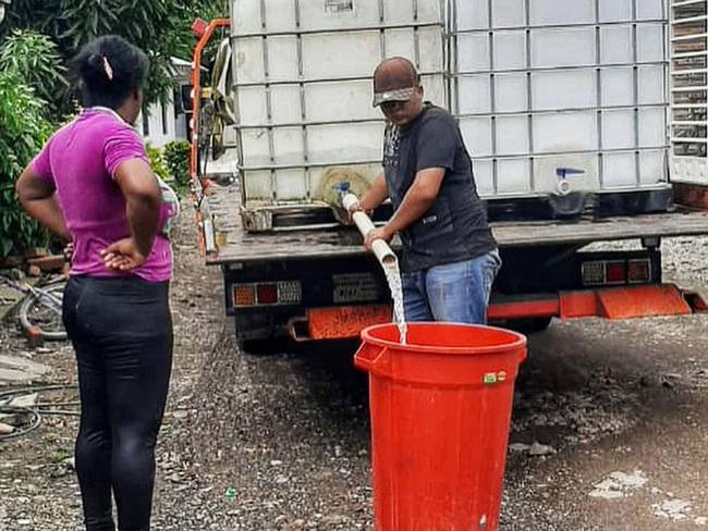 Los afectados son socorridos con un vehículo del ejército cargado con 6 mil litros de agua que hace cinco viajes diarios: Crédito: Alcaldía de El Patía.