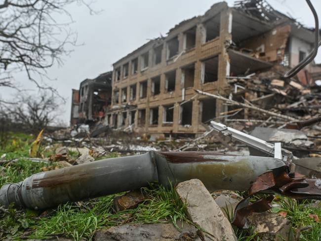 Vista de un proyectil &#039;Grad&#039; en el terreno de la escuela destruida en Posad-Pokrovske, región de Kherson, Ucrania.