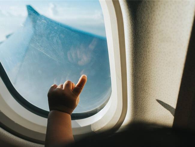 Imagen de referencia de un bebé en un avión. Foto: Getty Images / d3sign
