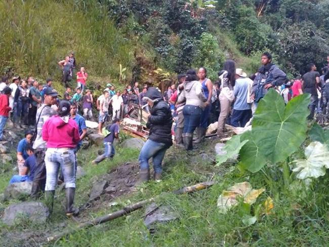 La caída por un abismo de un bus tipo escalera, en el municipio de Sabanalarga, dejó 14 personas fallecidas, entre quienes se encontraban dos menores de edad. Foto: Dapard