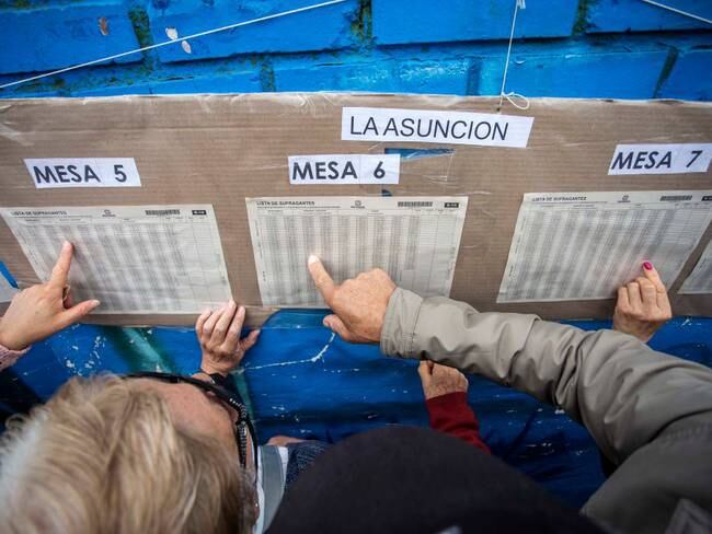 Personas en su puesto de votación para elecciones presidenciales en Colombia: Foto: Getty Images