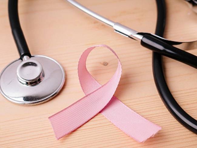 Ley permitirá que las mujeres sobrevivientes al cáncer de mama se reconstruyan ambos senos