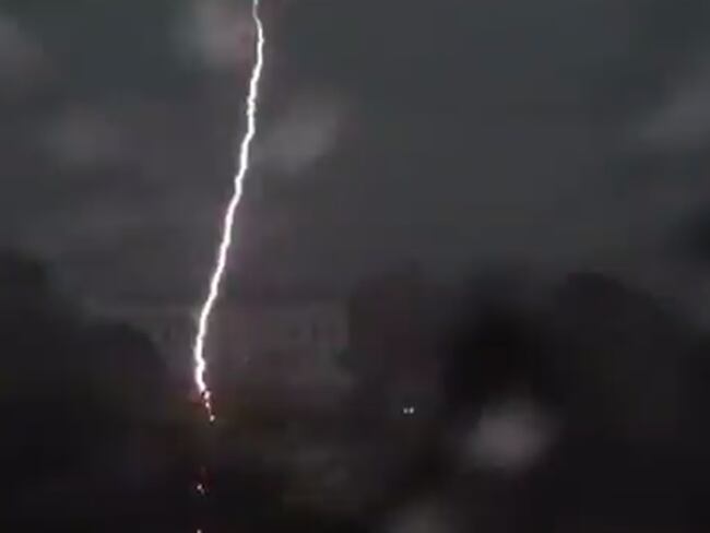 Captura de pantalla del video donde un rayo impacta un sector cercano a la Casa Blanca