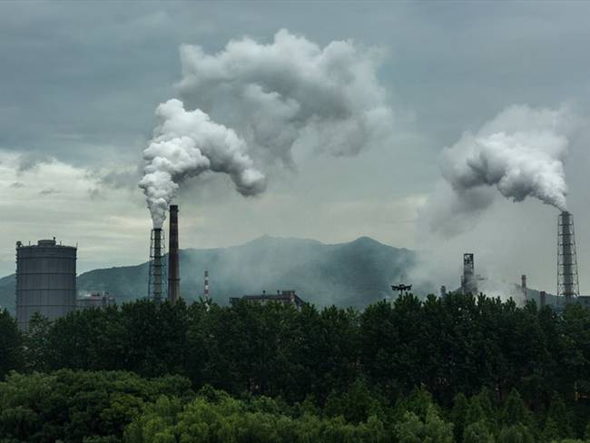 El recaudo del impuesto del carbono para el medio ambiente lo pagan, de manera obligatoria, las empresas que mueven el negocio de los combustibles. Foto: Getty Images / XIA YUAN