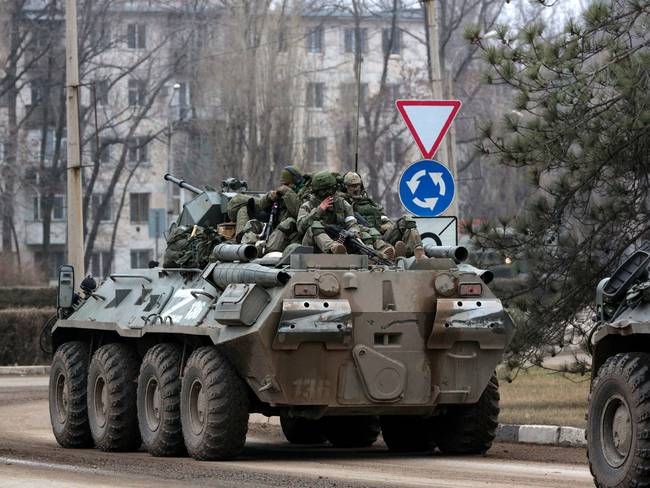 Soldados rusos sobre un blindado en Ucrania
