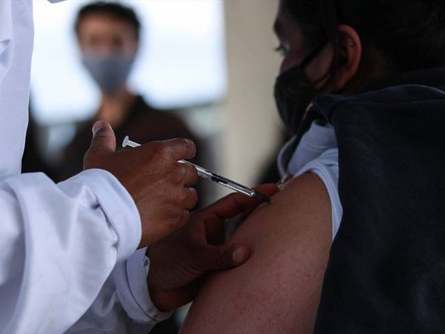 Vacunación contra la Covid-19. Foto: Colprensa / Las regiones que ya han superado la meta del 70 % en al menos una dosis