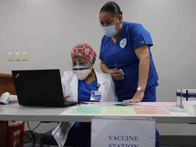 Hospitales de la Florida exigirán papeles de residencia para aplicar la vacuna contra la COVID-19. Foto: Getty Images