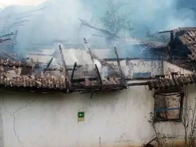 El último hecho violento se registró en la finca Altamira, corregimiento de Uribe, cuando sujetos armados incineraron la vivienda propiedad de Cartón de Colombia. Crédito: Red de Apoyo.