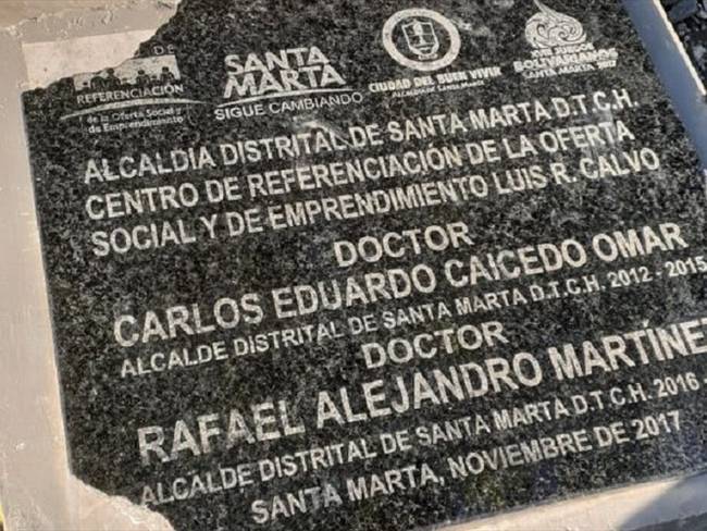 Admiten demanda contra Alcaldía de Santa Marta por placas instaladas en obras públicas. Foto: Cortesía