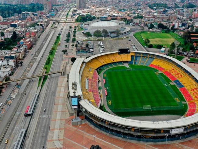 En medio de una rueda de prensa, la Alcaldía de Bogotá anunció el regreso de los hinchas a los estadios. Foto: Getty Images / RAUL ARBOLEDA