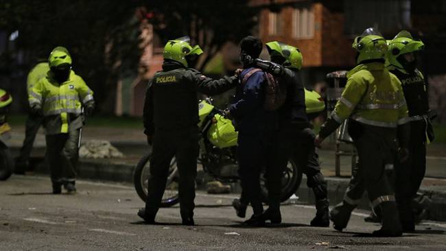 Excesos de fuerza contra manifestantes en el paro nacional. Foto: Colprensa - Álvaro Tavera