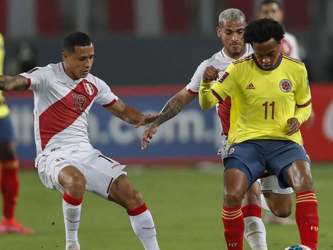Yoshimar Yotun y Juan Guillermo Cuadrado en el Perú vs. Colombia por Eliminatorias. Foto: PAOLO AGUILAR/POOL/AFP via Getty Images