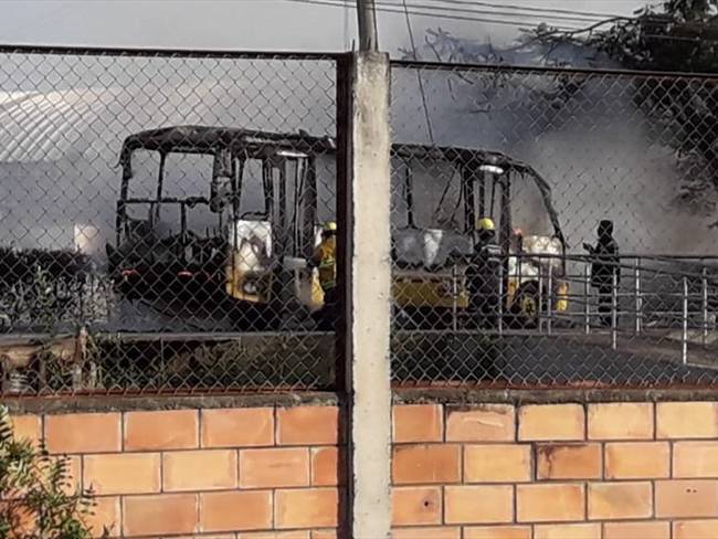 Terror en la Universidad de Córdoba: encapuchados bloquearon vía y quemaron un autobús. Foto: