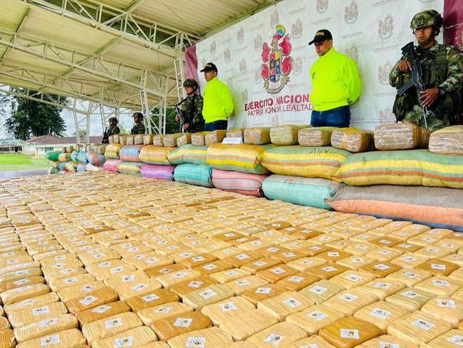 La marihuana sería comercializada en el mercado internacional de drogas del Ecuador. Crédito: Ejército Nacional. 