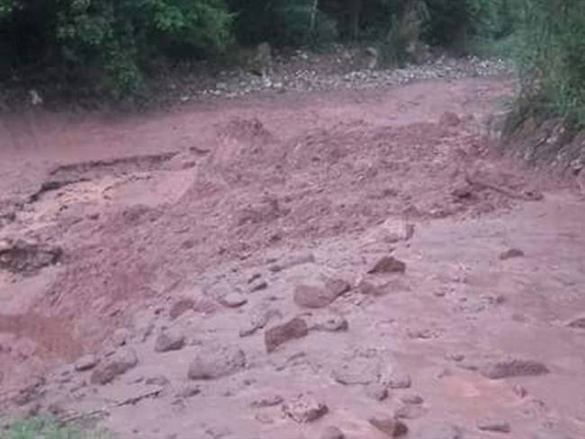 Las fuertes lluvias que se han registrado en el departamento dejan tres vías cerradas y un hombre desaparecido. Foto: Gobernación de Santander