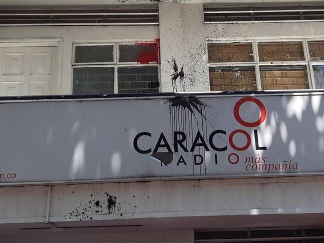 Sede de Caracol Radio en Neiva fue atacada, los daños solo fueron materiales. Foto: Cortesía Fabián Romero