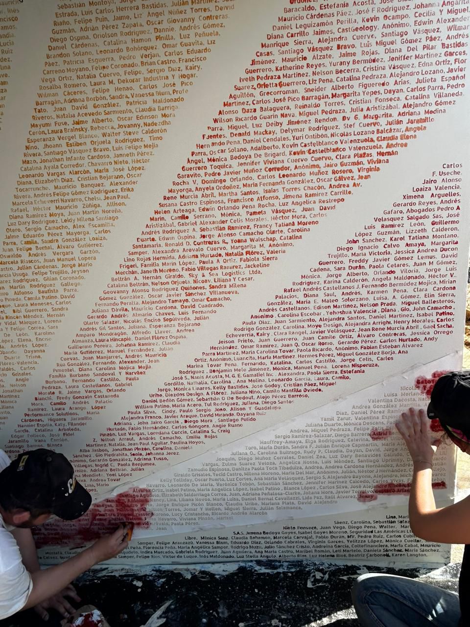 Así es el mural con nombres de todos los donantes para la planta de agua en Yotojoroshi 