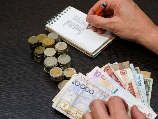 Dinero en Colombia. Foto: Getty Images