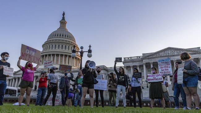 Manifestantes en Estados Unidos piden mantener legal el aborto  (Photo by Tasos Katopodis/Getty Images)