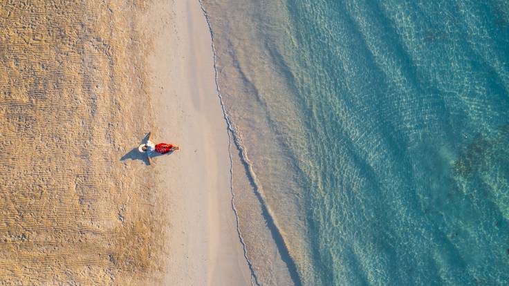 Mujer sola en la playa (Getty Images)