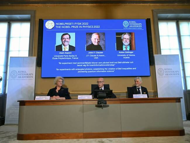 Los científicos Alain Aspect, John F. Clauser y Anton Zeilingier fueron distinguidos con el Premio Nobel de Física. Foto: Jonathan NACKSTRAND / AFP via Getty Images