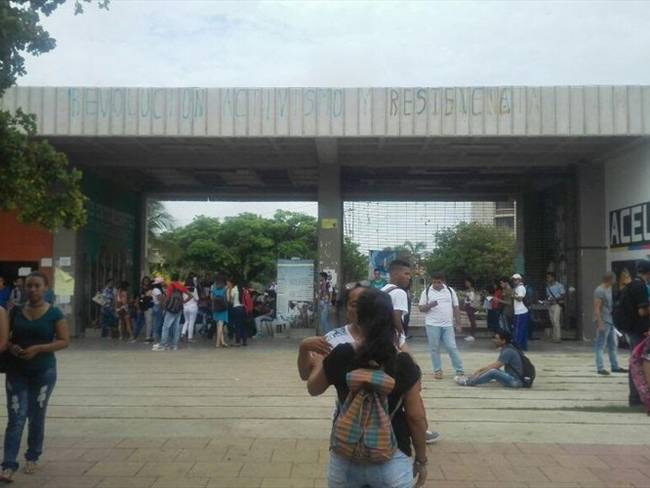 Bloqueada por estudiantes la entrada a la Universidad del Atlántico. Foto: La W/ Silvana Salas.
