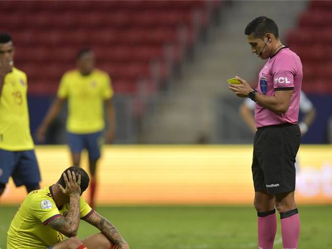 Edwin Cardona, jugador de la Selección Colombia amonestado por el árbitro Jesús Valenzuela. Foto: Pedro Vilela/Getty Images