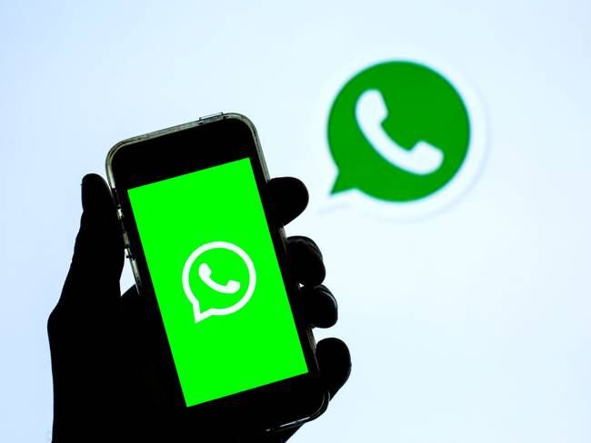 Teléfono con logo de WhatsApp. (Photo Illustration by Thiago Prudêncio/SOPA Images/LightRocket via Getty Images)