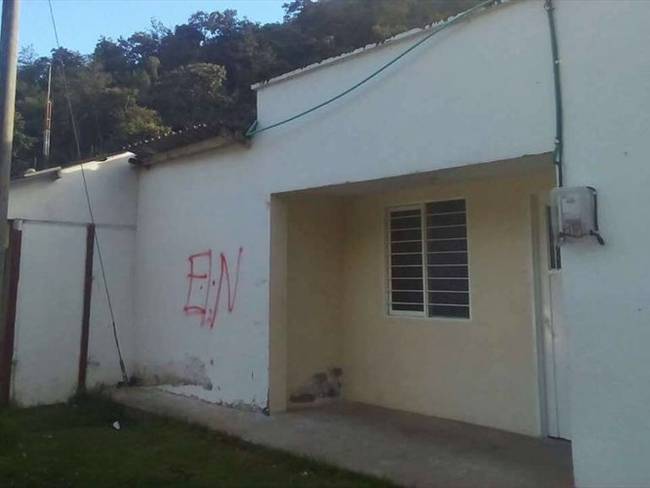 A las recurrentes amenazas proferidas presuntamente por el Eln se sumaron grafitis que aparecieron en las paredes de algunos inmuebles. Foto: Cabildo de Pitayó