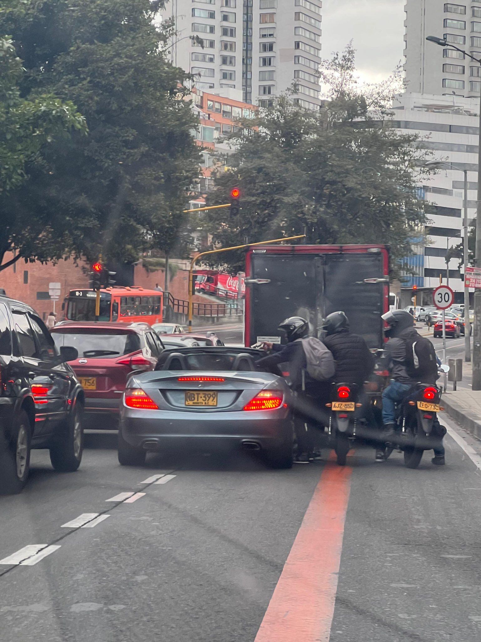 Víctima de robo contó cómo lo abordaron en moto en Bogotá: me gritaba ¡el reloj, el reloj!