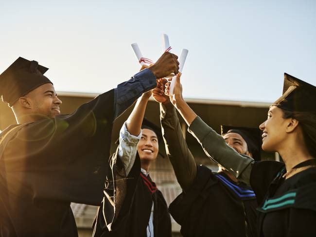 Jóvenes universitarios de distintas partes del mundo celebrando su gradución. (Foto vía Getty Images)