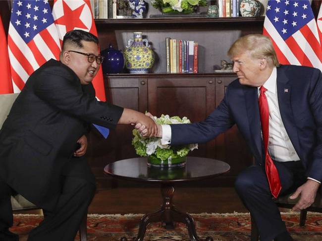 Los presidentes de Korea del Norte, Kim Jong Un y EE UU, Donald Trump, durante la cumbre. Foto: Associated Press - AP