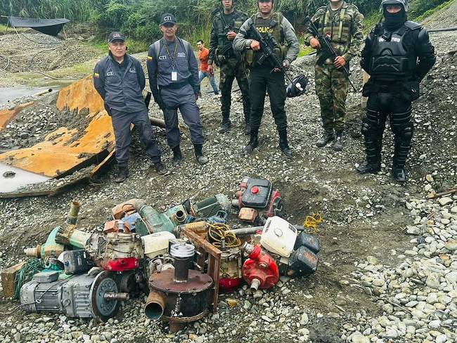 23 motores utilizados para la extracción ilícita de yacimientos mineros fueron destruidos. Crédito: Policía Cauca.