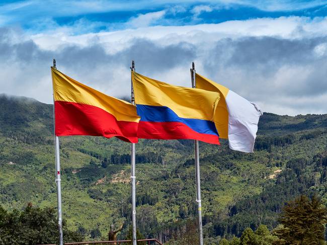 Bandera de Bogotá (izquierda) imagen de referencia. Foto: Getty Images.