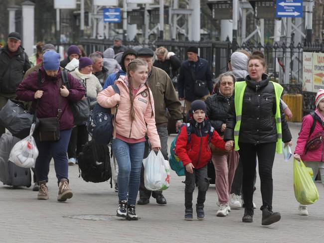 ODESSA, UKRAINE - APRIL 16: Refugees from Mykolaiv and nearby regions arrive during their evacuation at the railway station in Odessa, Ukraine, on April 16, 2022. (Photo by Vladimir Shtanko/Anadolu Agency via Getty Images)