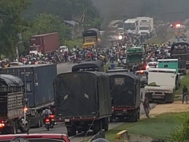 El bloqueo tiene represados vehículos de carga y de transporte de pasajeros que buscan salir o entrar a la capital de Bolívar. Crédito: Cortesía.