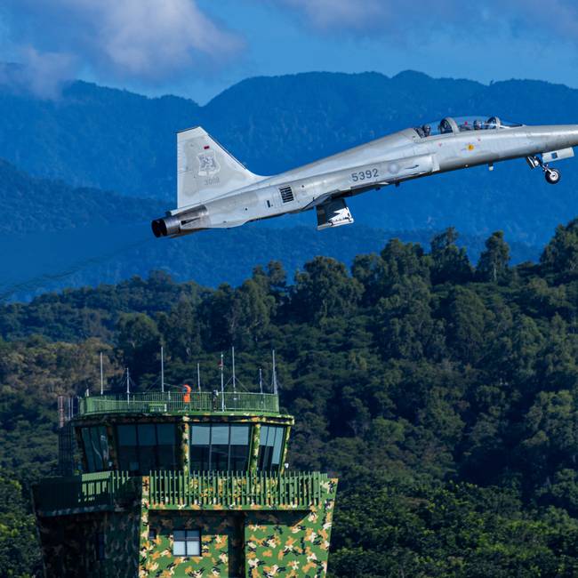 Un avión de combate F-5 taiwanés después de despegar de la base aérea de Chihhang el 6 de agosto de 2022 en Taitung, Taiwán. (Photo by Annabelle Chih/Getty Images)
