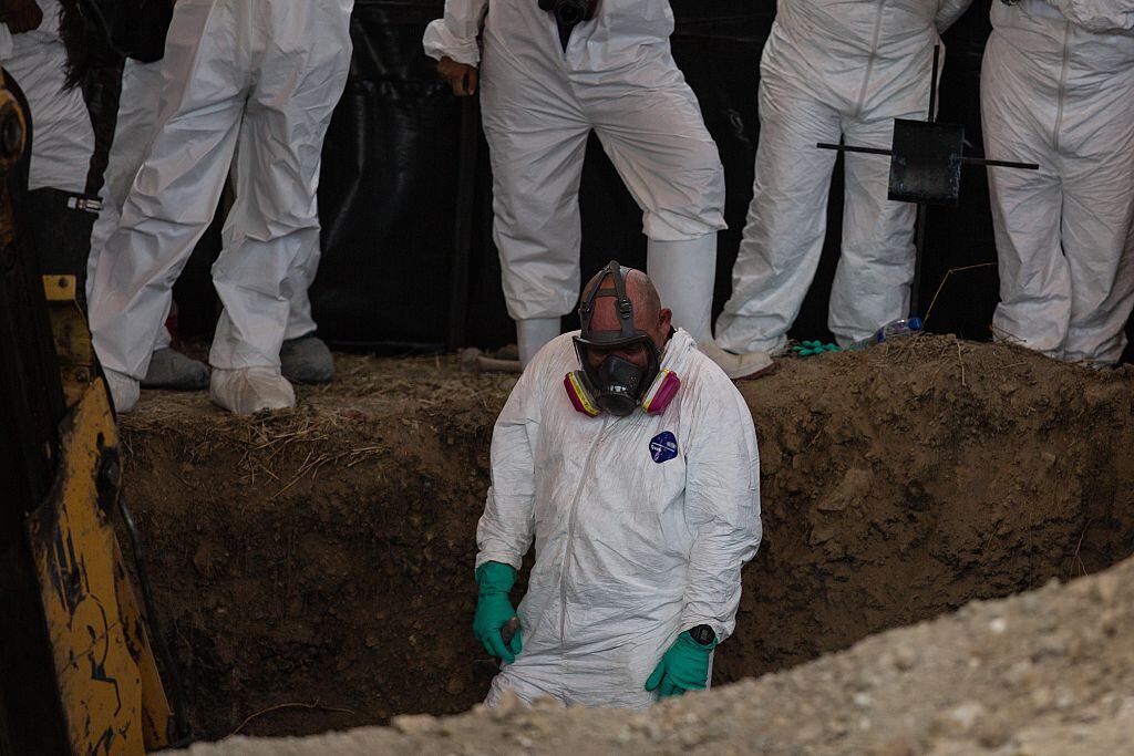 Foto de referencia: expertos forenses trabajan en fosas en México. (Photo by Manuel Velasquez/Anadolu Agency/Getty Images)