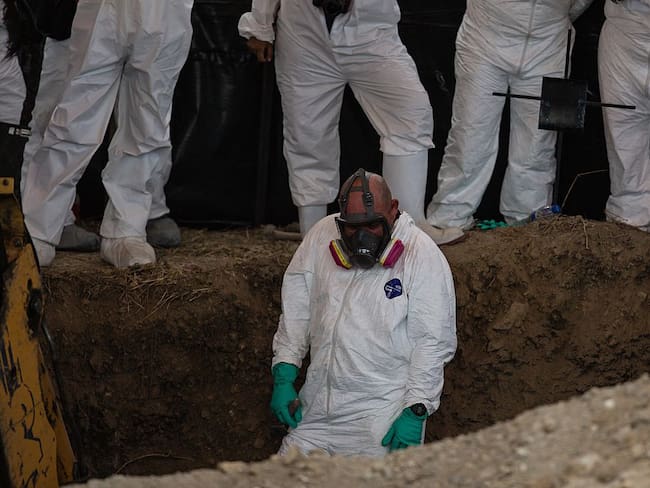 Foto de referencia: expertos forenses trabajan en fosas en México. (Photo by Manuel Velasquez/Anadolu Agency/Getty Images)