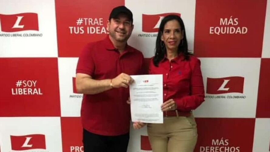 Cortéz recibió, de manos del senador Lidio García, el aval del partido Liberal para volver a aspirar a la alcaldía de su pueblo. Foto: Cortesía.