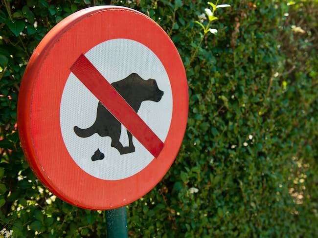 Señal de prohibido dejar que mascotas hagan sus necesidades (Foto: Getty Imágenes)