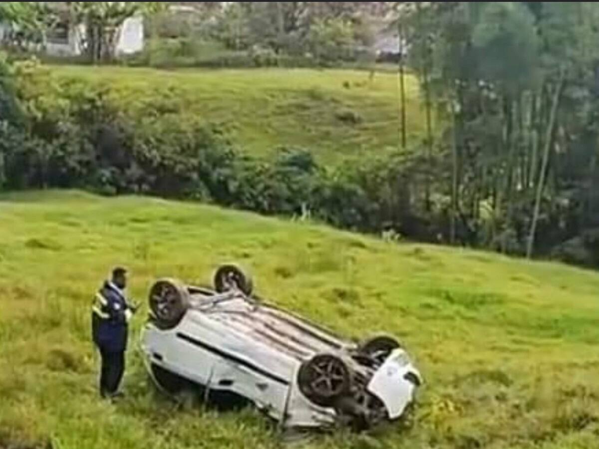 Vehículo que rodó por una ladera en Riosucio, Caldas, dejó una persona herida