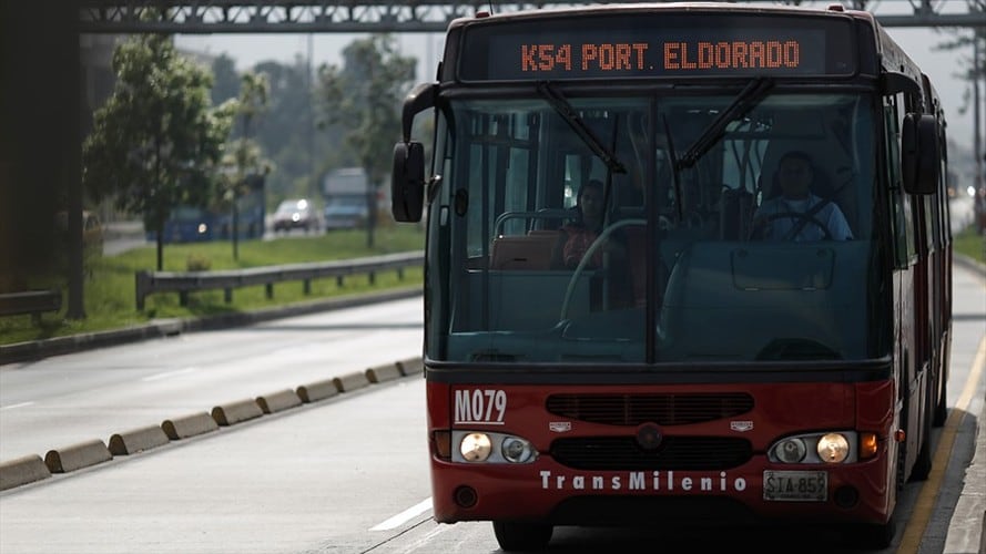 Angélica Lozano, David Barguil y Rodrigo Lara presentaron una acción popular para impedir el proceso de adjudicación del Transmilenio por la Carrera Séptima. Foto: Colprensa