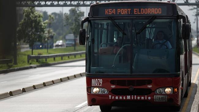 Angélica Lozano, David Barguil y Rodrigo Lara presentaron una acción popular para impedir el proceso de adjudicación del Transmilenio por la Carrera Séptima. Foto: Colprensa