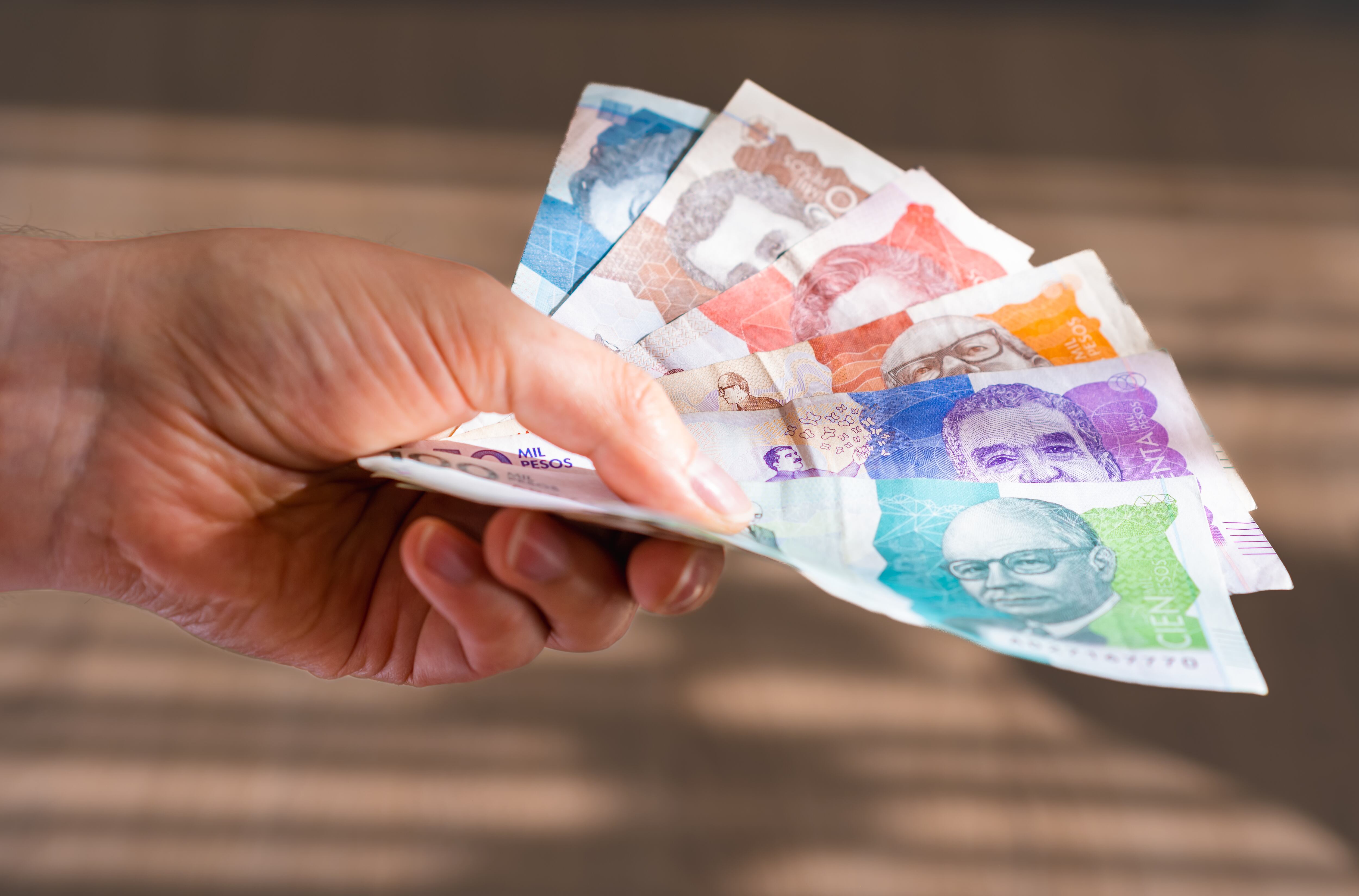 Persona con dinero colombiano. (Foto: Getty Images)